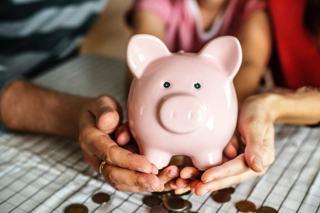 ファッションレンタルサービスのメリット①:月額料金なのでお金を使いすぎない